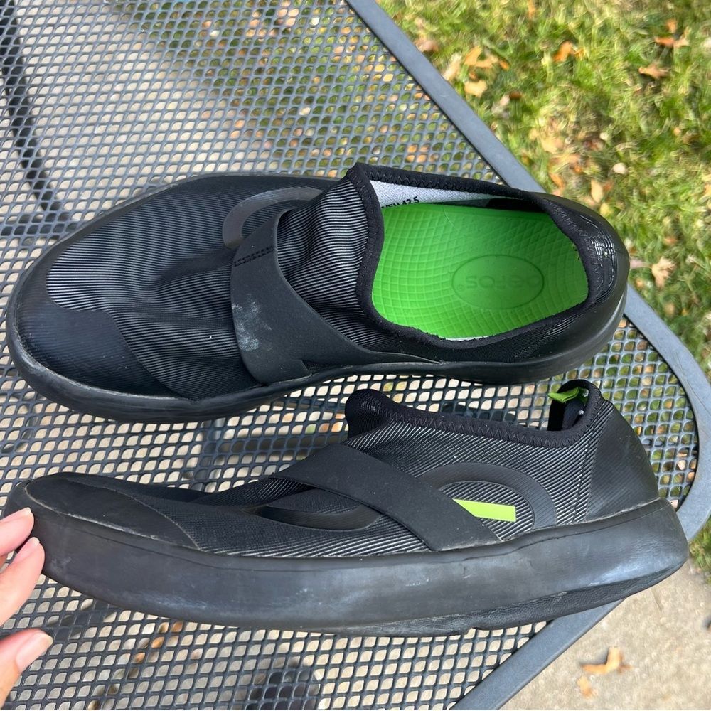 OOFOS men’s Sz  9.5 black oomg fibre low black slip on fabric recovery comfort
